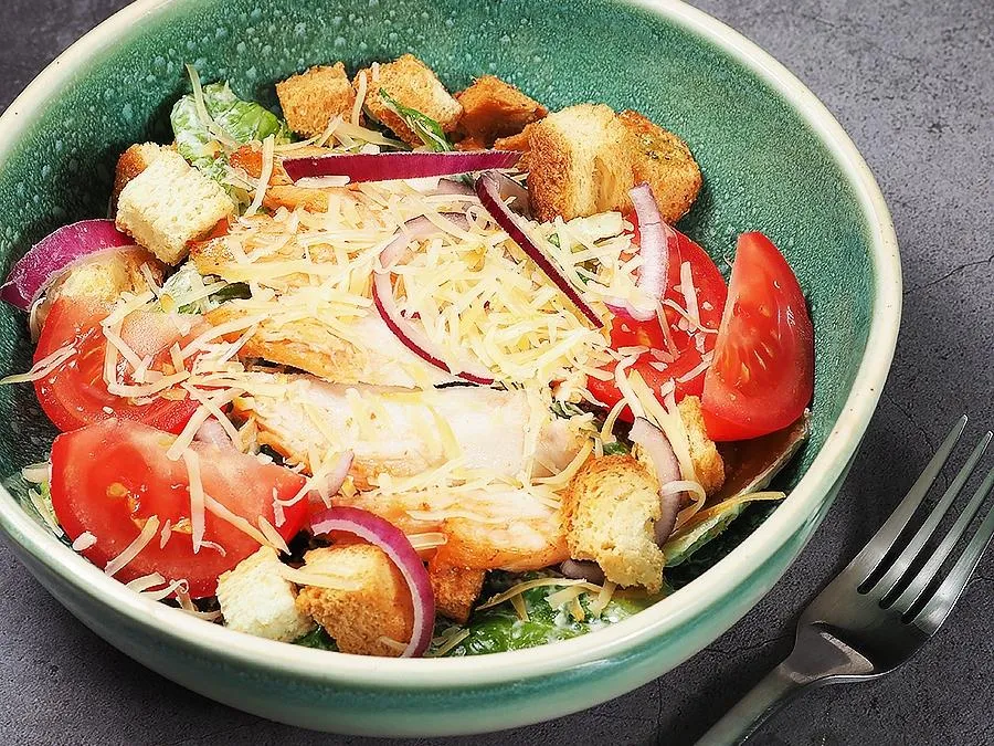 САЛАТ ЦЕЗАРЬ С КУРИЦЕЙ