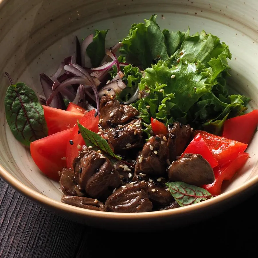 ГРИЛЬ САЛАТ С КУРИНЫМИ СЕРДЕЧКАМИ 