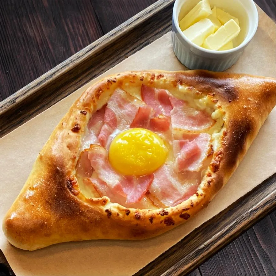 ХАЧАПУРИ С БЕКОНОМ