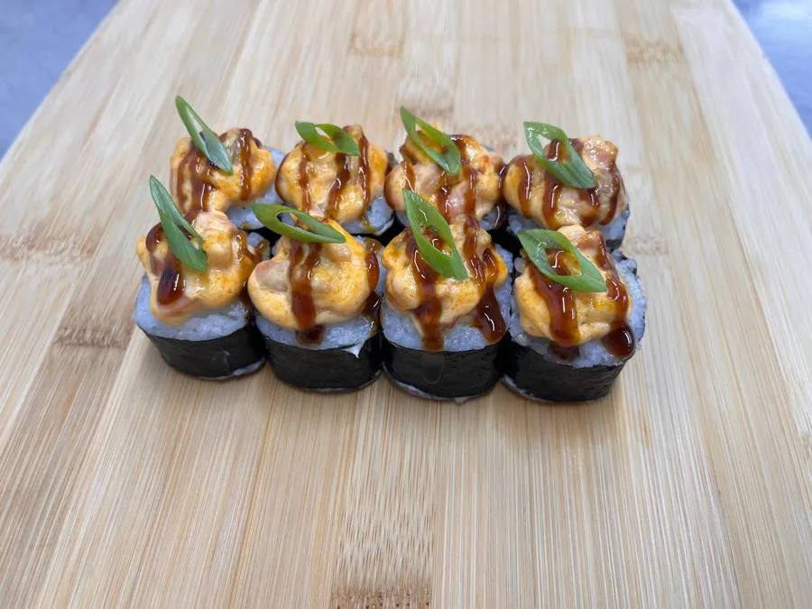 РОЛЛ С ОСТРЫМ ЛОСОСЕМ