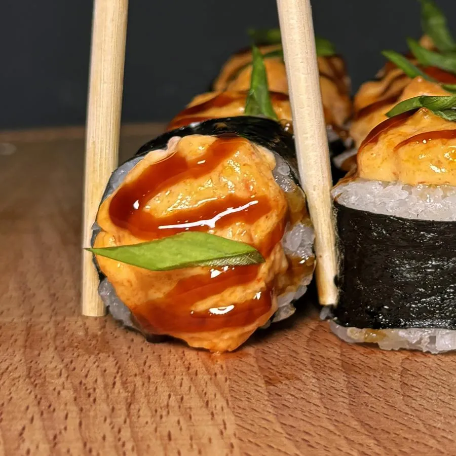 РОЛЛ С ОСТРЫМ ЛОСОСЕМ