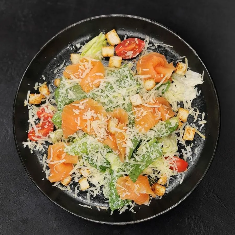 САЛАТ ЦЕЗАРЬ С ЛОСОСЕМ