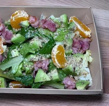 САЛАТ С БЕКОНОМ И МАНДАРИНАМИ 