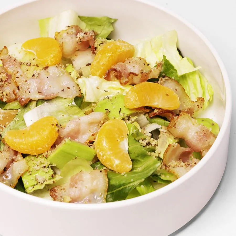 САЛАТ С БЕКОНОМ И МАНДАРИНАМИ 